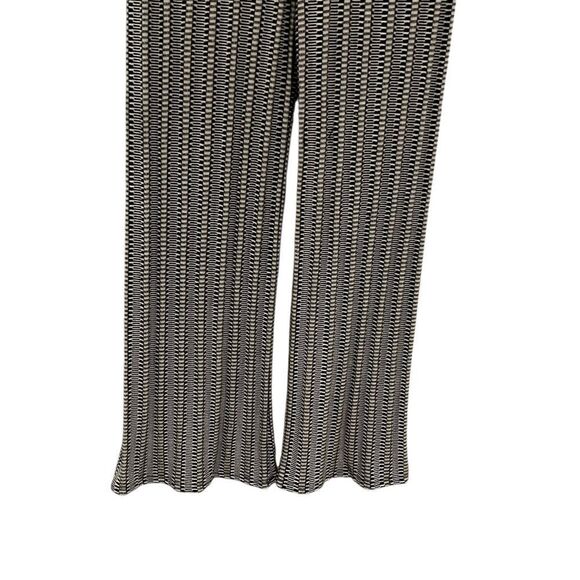 Caution to the wind patterned romper. Size medium - Picture 6 of 6